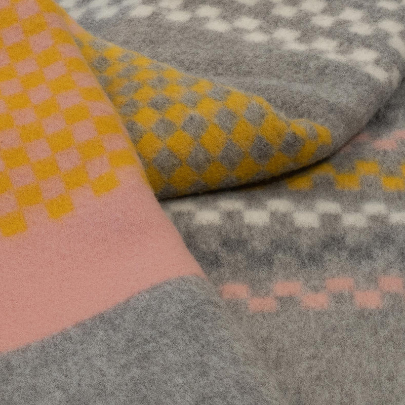 Røros Tweet aus 100% Schurwolle grau, rosa, weiß - Decke Nahaufnahme Muster
